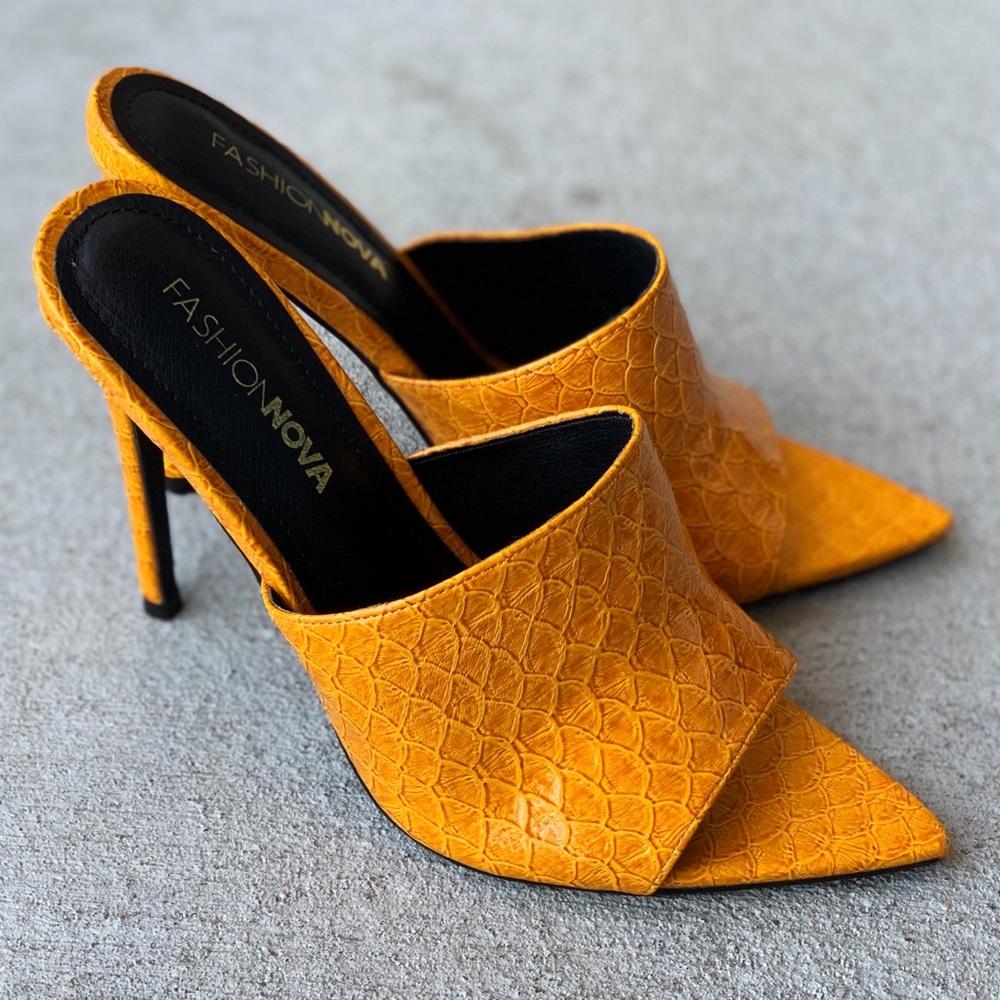 Classy yellow sandals/heels 🍋
